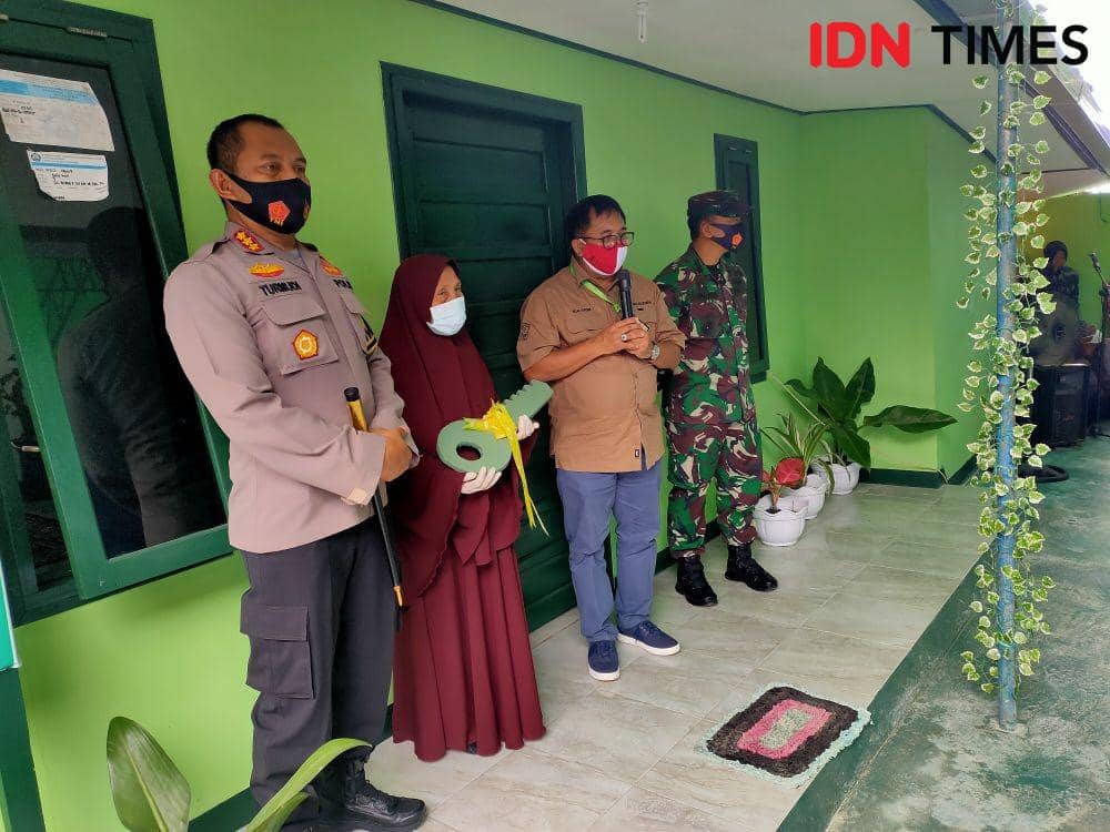 Wali Kota Balikpapan Rizal Effendi saat kegiatan bedah rumah RTLH oleh TNI AD di Balikpapan (IDN Times  / Hilmansyah)