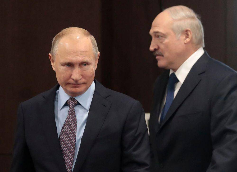 Presiden Aleksandr G. Lukashenko dari Belarusia (kanan) bersama Presiden Vladimir V. Putin (kiri) dari Rusia. Fotografer: Sergei Chirikov untuk Pool Photo.