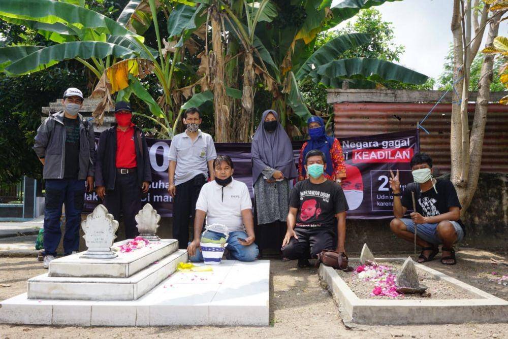 Ziarah ke makam jurnalis Bernas, Fuad Muhammad Syafruddin di Trirenggo, Bantul, 16 Agustus 2020. Dok. K@MU dan AJI Yogyakarta