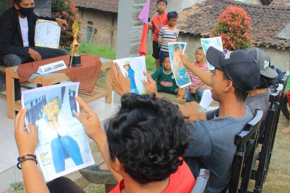 Lomba unik yaitu lomba menatap foto mantan yang diadakan untuk merayakan Hari Kemerdekaan RI. Instagram.com/anam_chenel