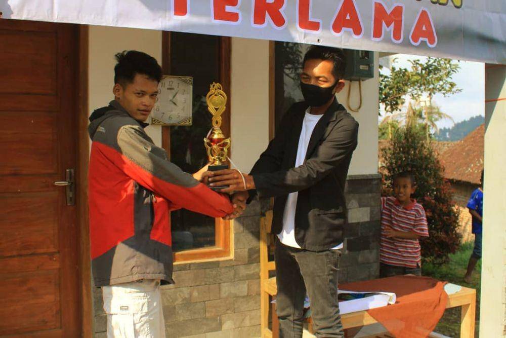 Lomba unik yaitu lomba menatap foto mantan yang diadakan untuk merayakan Hari Kemerdekaan RI. Instagram.com/anam_chenel
