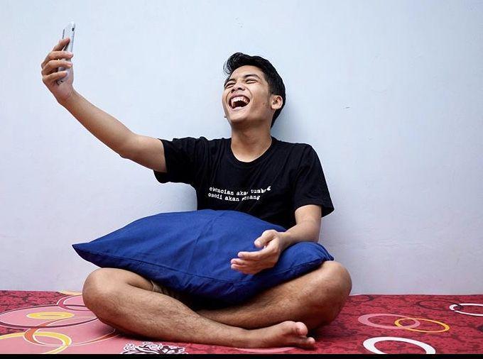 10 Inspirasi Style Sederhana ala Komika Bintang Emon yang Keren Abis!