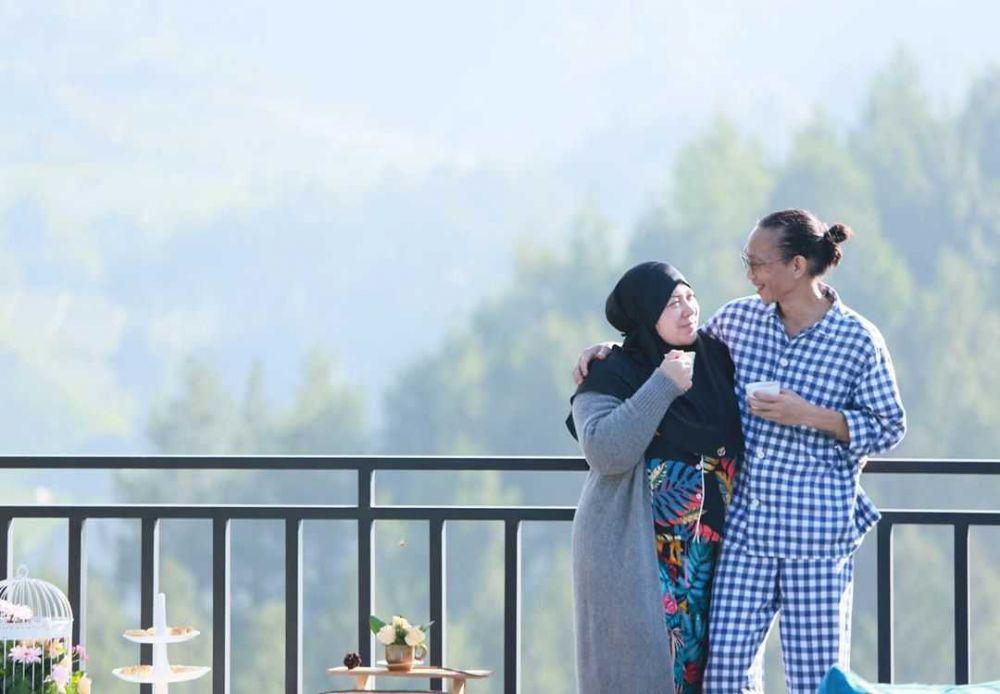 Makin Mesra, 10 Potret Melly Goeslaw dan Suami Ini Couple Goals Banget