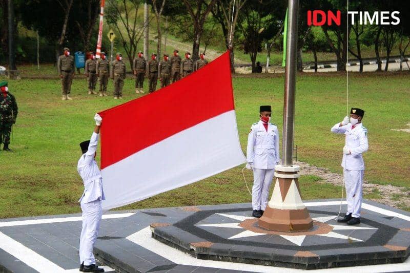 Pengibaran bendera dalam rangka HUT RI ke 75 di Pemkab PPU digelar sederhana (IDN Times/Ervan Masbanjar)