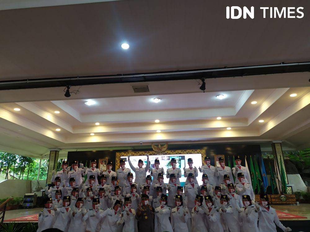 Petugas Paskibraka tingkat Provinsi Sumsel dalam upacara HUT RI ke-75 di Griya Agung Palembang (IDN Times/Feny Maulia Agustin)
