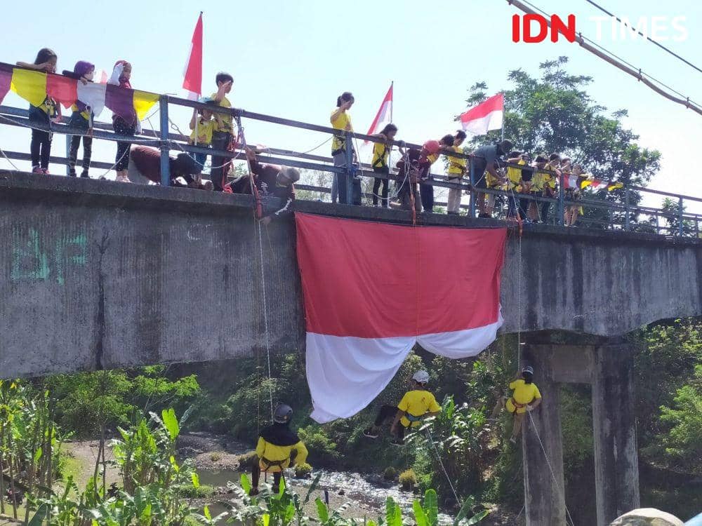 Pemanjat cilik kibarkan bendera dalam rangka HUT ke 75 Kemerdekaan RI. IDN Times/Siti Umaiyah
