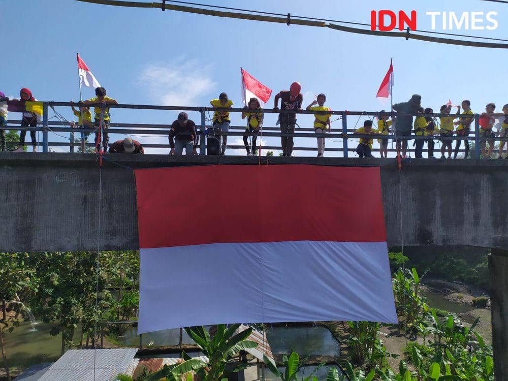 Pemanjat cilik kibarkan bendera dalam rangka HUT ke 75 Kemerdekaan RI. IDN Times/Siti Umaiyah