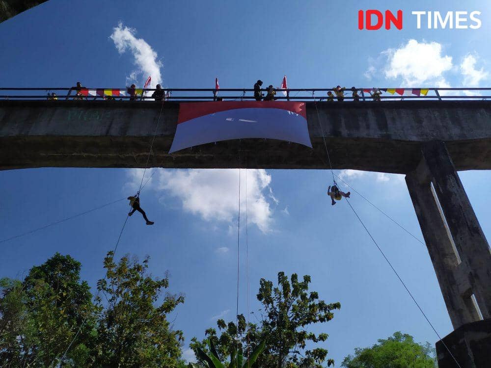 Pemanjat cilik kibarkan bendera dalam rangka HUT ke 75 Kemerdekaan RI. IDN Times/Siti Umaiyah