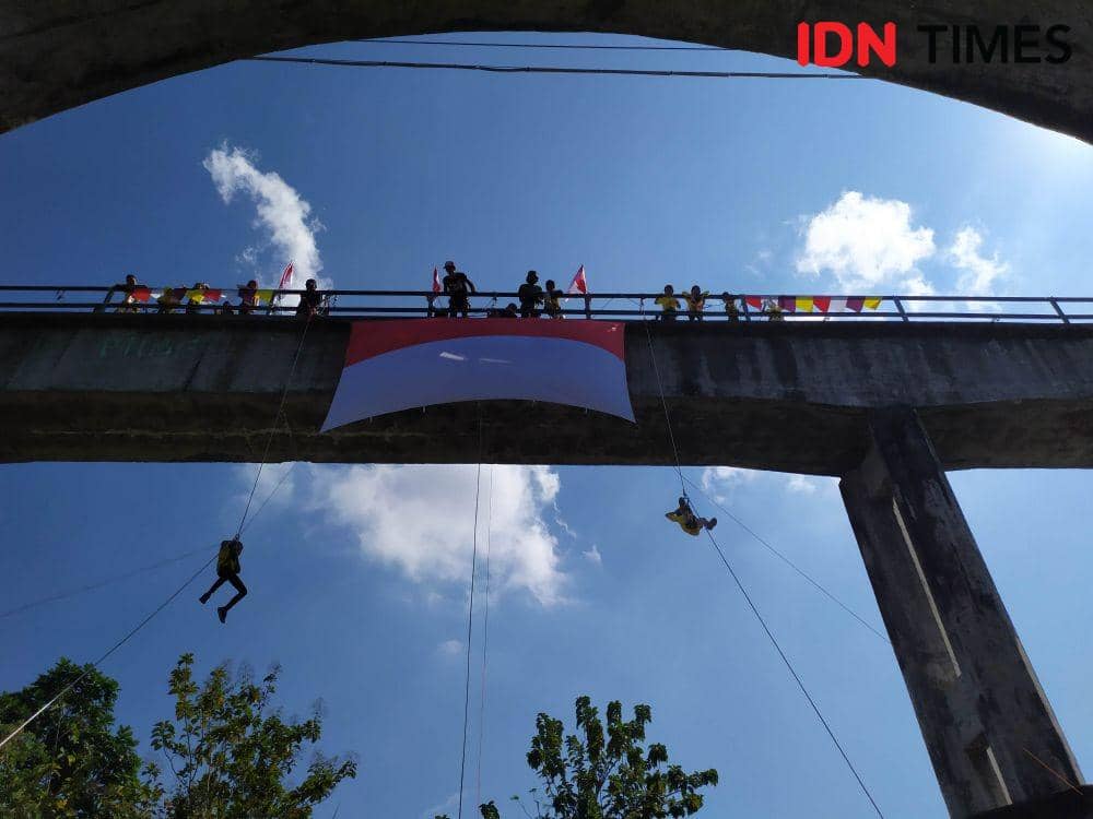Unik, Pemanjat Tebing Cilik Kibarkan Bendera dengan Teknik Rappelling