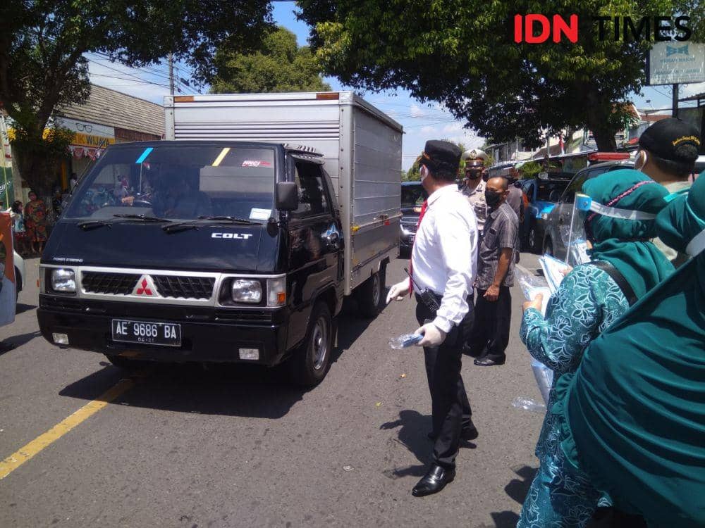 Suasana pembagian masker bertajuk Gebrak Masker di Caruban, Kabupaten Madiun. IDN Times/Nofika Dian Nugroho