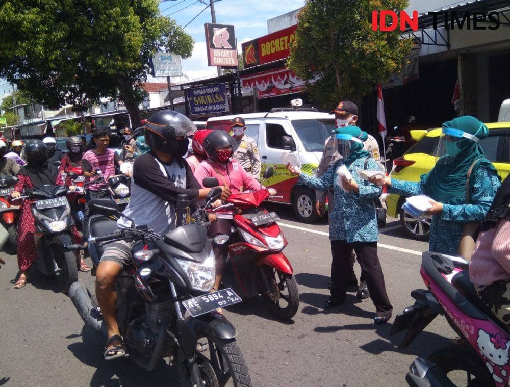 Cegah Penyebaran COVID-19, 10 Ribu Masker Dibagikan di Madiun