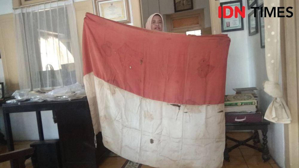 Bendera merah putih pertama dikibarkan di Cirebon ditunjukkan Indra Ratna Esti Handayani, putri bungsu Olly Siti Soekini. (IDN Times/Wildan Ibnu)