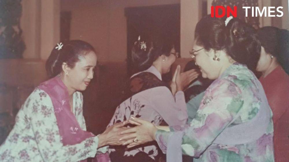 Foto Olly Siti Soekini (kiri) sedang bersama Raden Ayu Siti Hartinah (Ibu Tien Soeharto). (IDN Times/Wildan Ibnu)