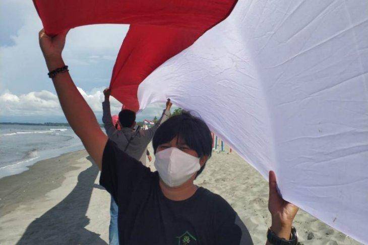 Relawan rumah bakau Jayapura bentangkan bendera merah putih sepanjang satu kilometer (ANTARA/HO-Rumah Bakau Jayapura)