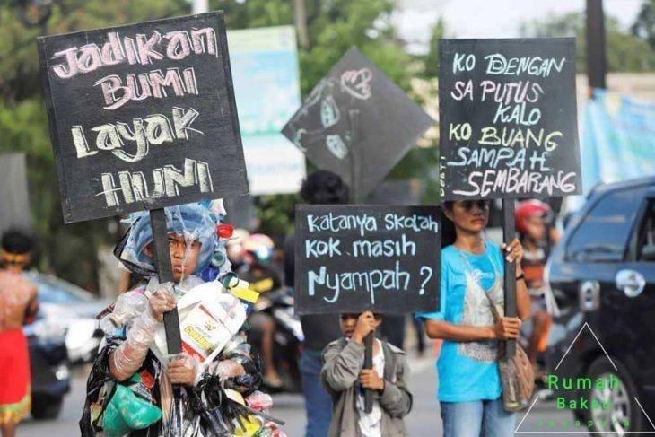 Relawan rumah bakau Jayapura gelar aksi teatrikal peduli sampah di Kota Jayapura (ANTARA/HO-Rumah Bakau Jayapura)