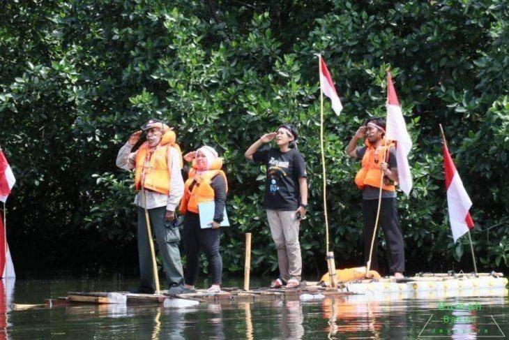 Mahasiswa dan anggota rumah bakau Jayapura menggelar upacara HUT ke-73 RI di hutan bakau Entrop, Kota Jayapura (ANTARA/HO-Rumah Bakau Jayapura)