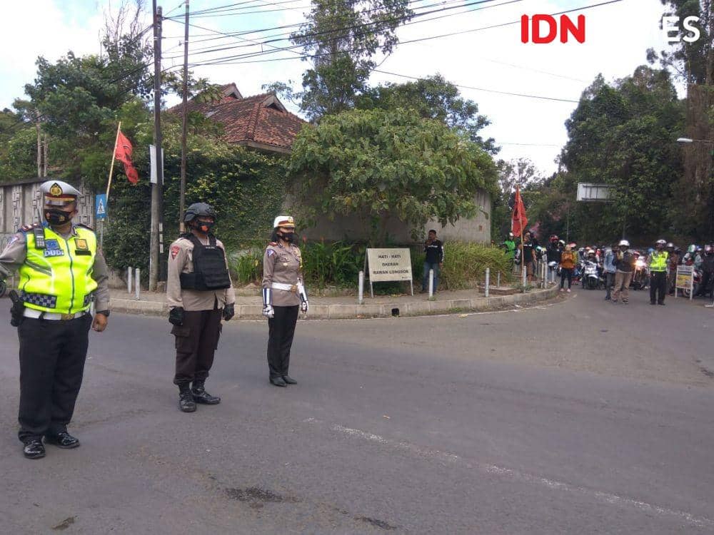 Pengendara berhenti mendadak pasang sikap sempurna di Jalan Raya Lembang. (IDN Times/Bagus F)