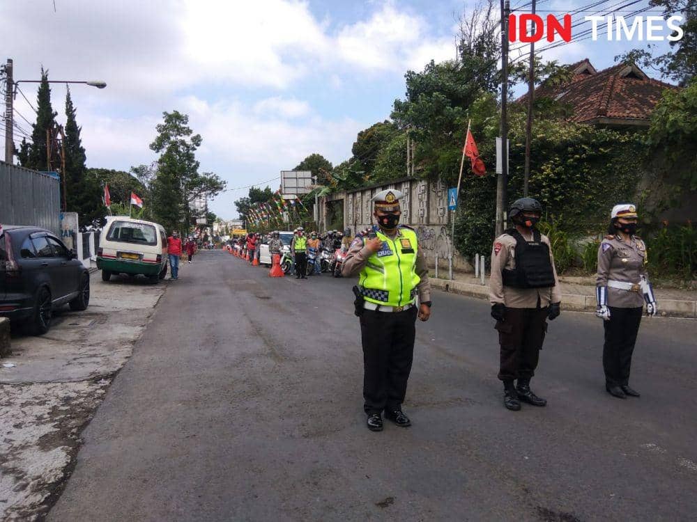 Pengendara berhenti mendadak pasang sikap sempurna di Jalan Raya Lembang. (IDN Times/Bagus F)
