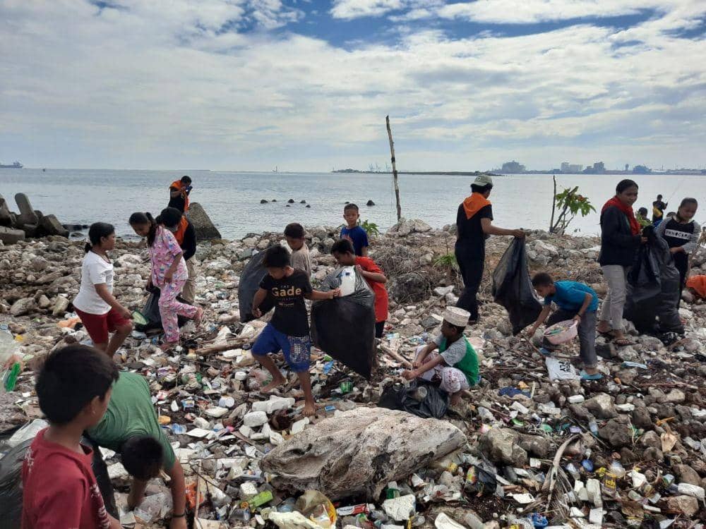 Ilustrasi masyarakat membersihkan tumpukan sampah. IDN Times/Istimewa