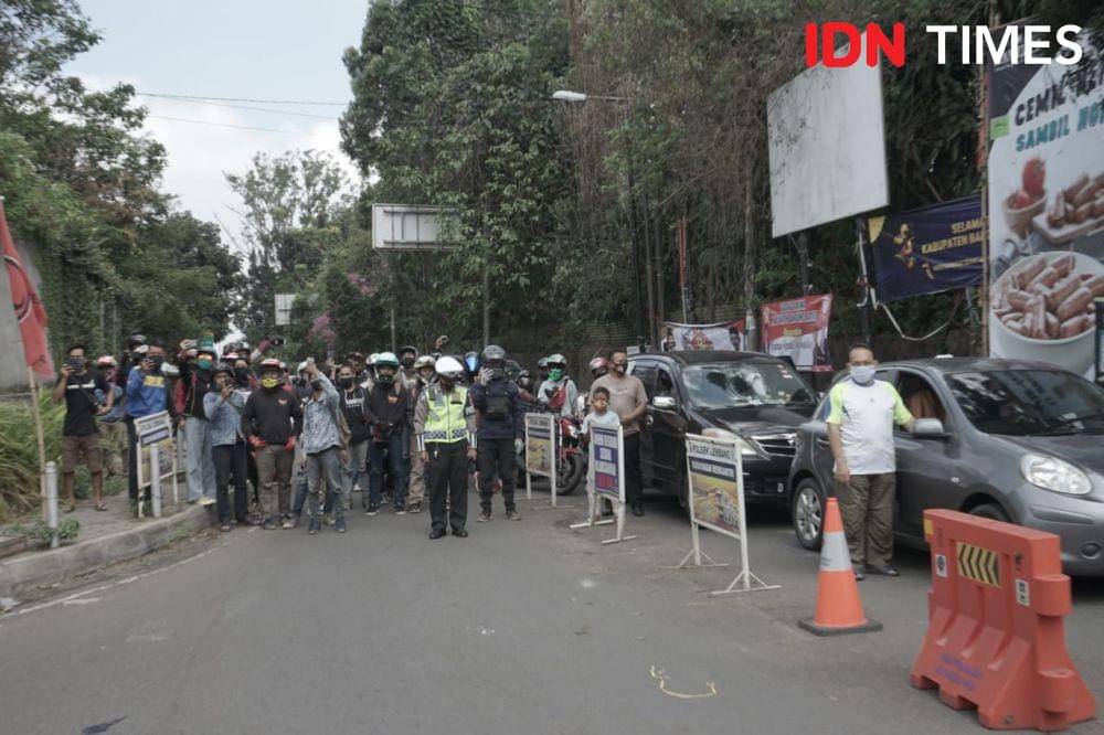 Pengendara berhenti mendadak pasang sikap sempurna di Jalan Raya Lembang. (IDN Times/Bagus F)