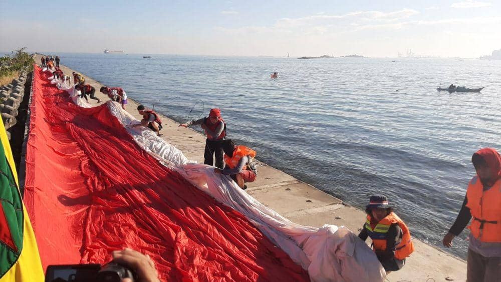 Pembentangan bendera raksasa di Pulau Laelae dalam peringatan HUT Kemerdekaan RI ke-75 Mapala 45 Makassar/Mapala 45 Makassar