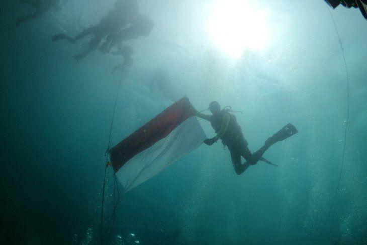 HUT ke-75 RI, Puluhan Penyelam Kibarkan Bendera di Bawah Laut