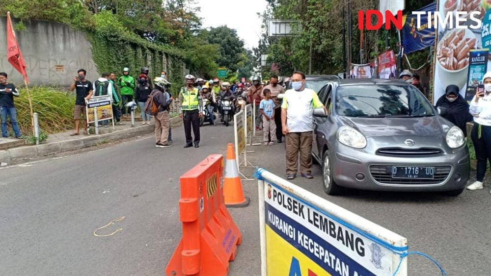 Pengendara berhenti mendadak pasang sikap sempurna di Jalan Raya Lembang. (IDN Times/Bagus F)