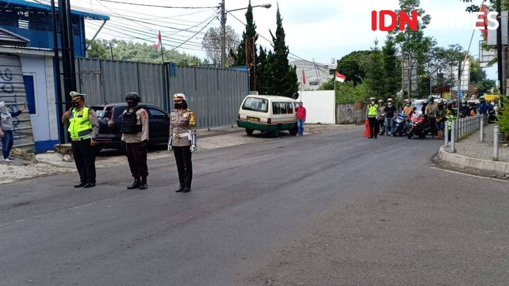 Pengendara berhenti mendadak pasang sikap sempurna di Jalan Raya Lembang. (IDN Times/Bagus F)