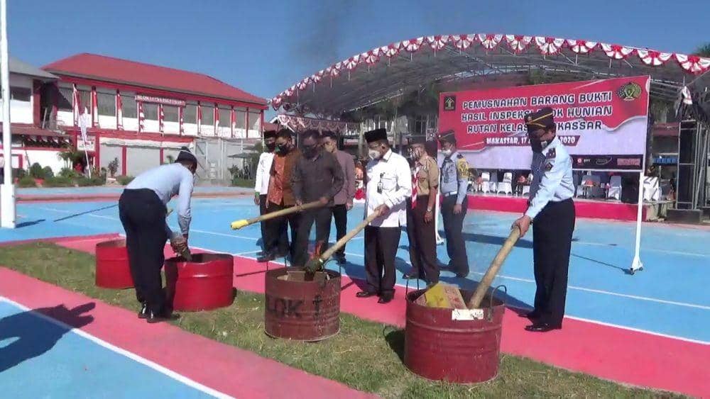 Pemusnahan barang bukti di Rutan Kelas I Makassar, Senin (17/8/2020). IDN Times/Istimewa