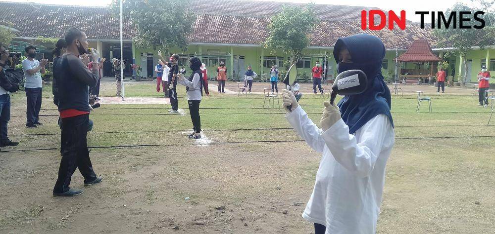 Lomba berjalan mundur dengan spion.IDN Times/Daruwaskita