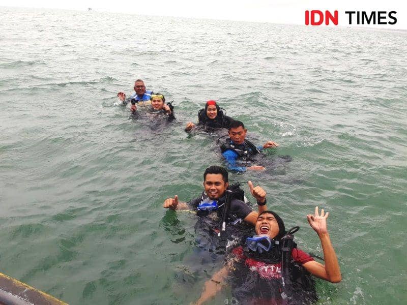 Para peselam peserta penaikan bendera diantaranya merupakan perempuan (IDN Times/Ervan Masbanjar)