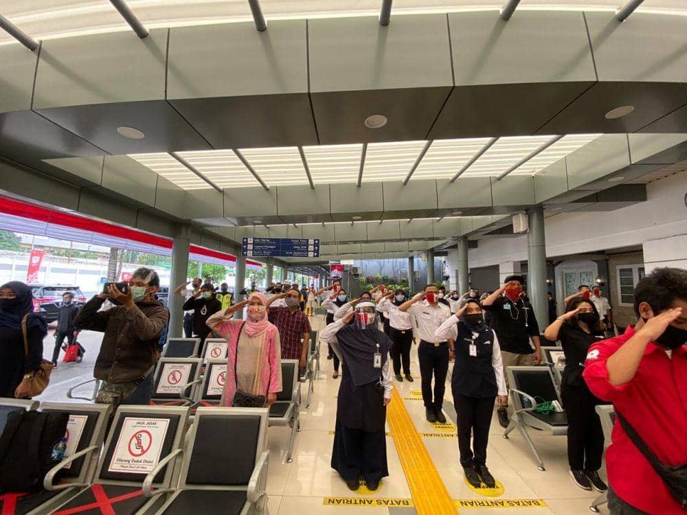 Ajak Penumpang KA Bangkitkan Semangat Kemerdekaan, Daop 1 Jakarta Bentangkan Bendera Merah Putih di Rangkaian KA, dan Kumandangkan Lagu Kebangsaan Indonesia Raya (Dok. PT KAI)