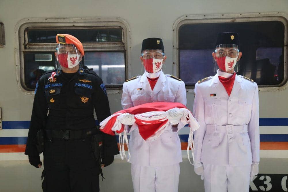 Ajak Penumpang KA Bangkitkan Semangat Kemerdekaan, Daop 1 Jakarta Bentangkan Bendera Merah Putih di Rangkaian KA, dan Kumandangkan Lagu Kebangsaan Indonesia Raya (Dok. PT KAI)