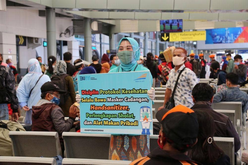 Ajak Penumpang KA Bangkitkan Semangat Kemerdekaan, Daop 1 Jakarta Bentangkan Bendera Merah Putih di Rangkaian KA, dan Kumandangkan Lagu Kebangsaan Indonesia Raya (Dok. PT KAI)