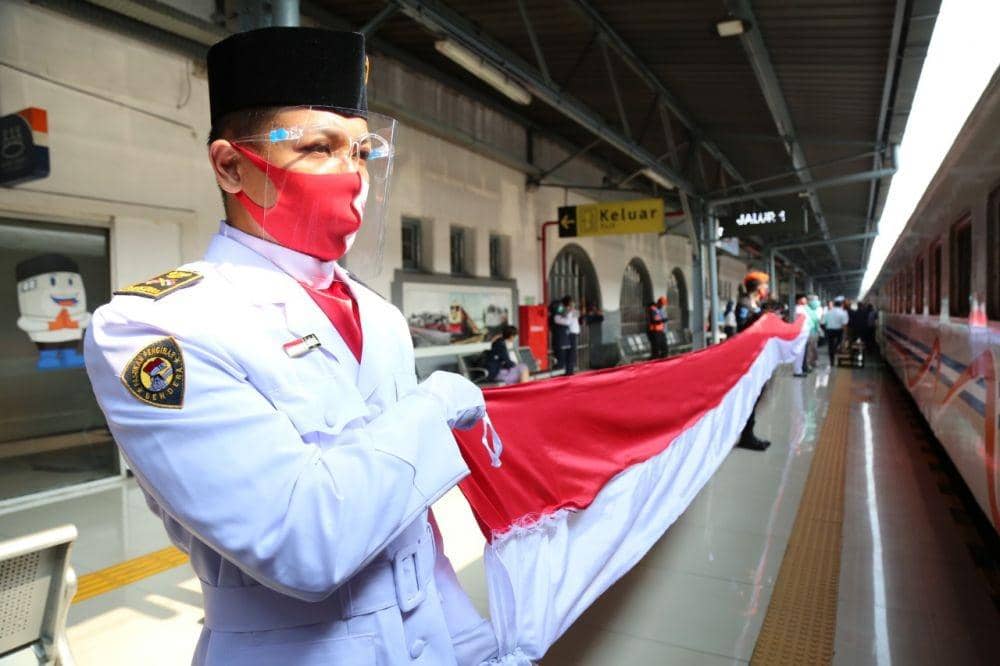 Wuih, PT KAI Bentangkan Bendera Merah Putih Sepanjang 17 Meter