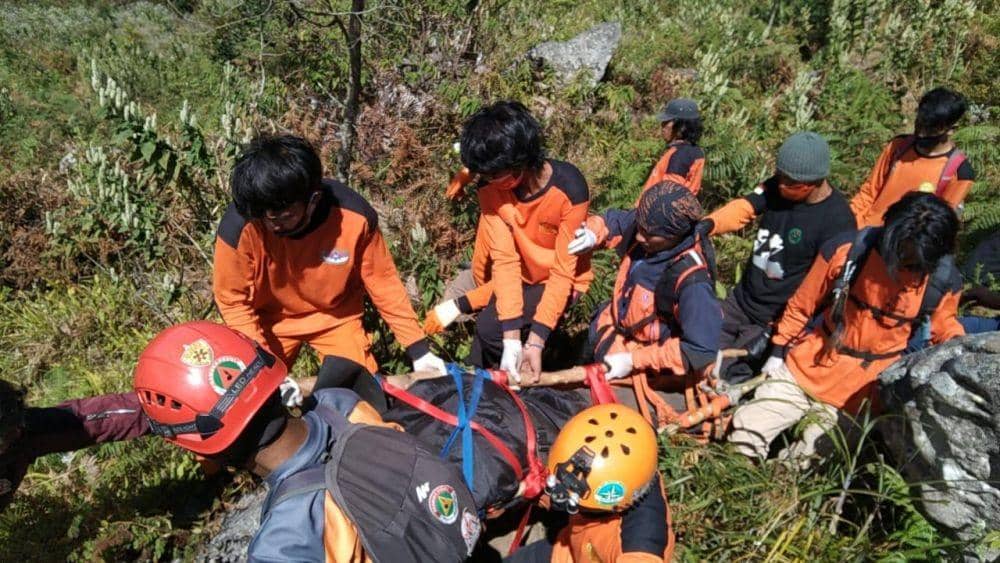 Tim SAR mengevakuasi mayat pendaki yang meninggal di Gunung Bawakaraeng, Senin (17/8/2020). Dok. Basarnas Makassar
