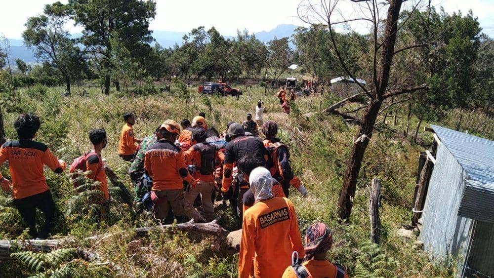 Tim SAR mengevakuasi mayat pendaki yang meninggal di Gunung Bawakaraeng, Senin (17/8/2020). Dok. Basarnas Makassar