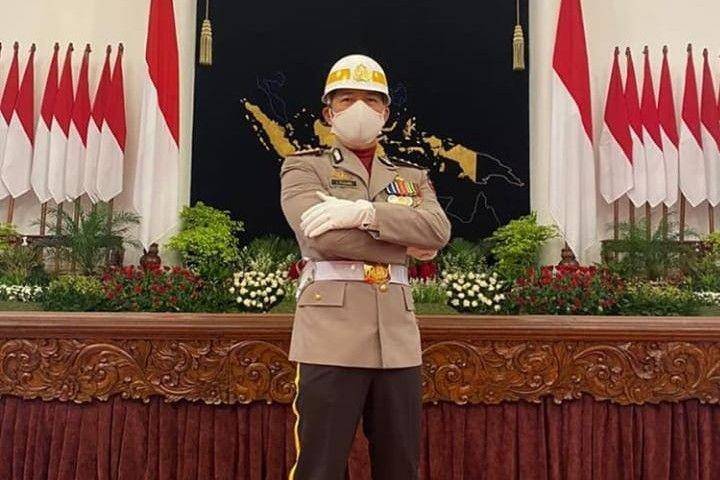 Komandan upacara penurunan bendera merah putih pada HUT ke-75 RI, Kombes Pol Christ Reinhard Pusung (Instagram.com/Christpusung97)