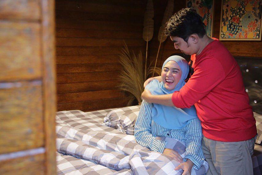 10 Kalimat Bucin Ala April Jasmine, Istri Ustaz Solmed. Berani Coba?