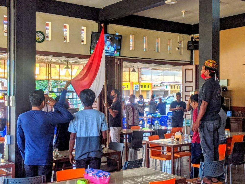 Sejumlah pemuda mengibarkan bendera merah putih di dalam sebuah warung kopi di Kabupaten Aceh Barat Daya (Foto: Istimewa)