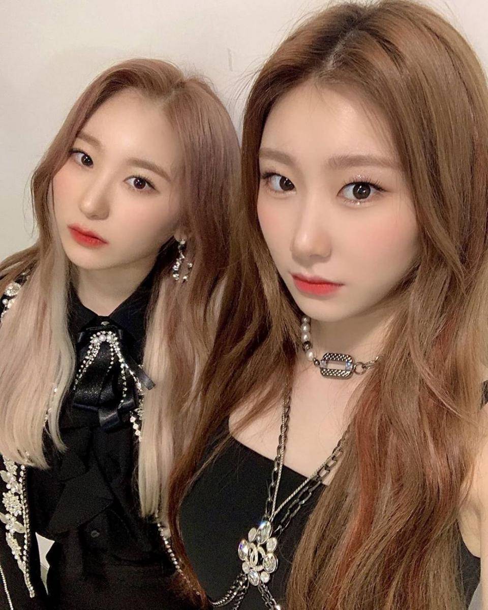 Chaeyeon dan Chaeryeong (instagram.com/official_izone)