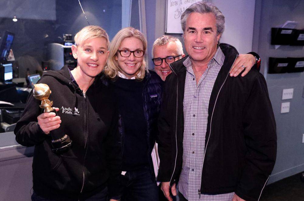 Ellen DeGeneres terlihat bersama-sama salah satu Produser Utama The Ellen DeGeneres Show, Ed Glavin, setelah memenangkan penghargaan Golden Globe. twitter.com/EdGlavin