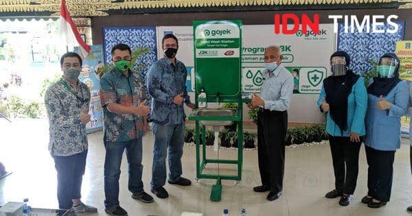 Penyerahan portable wastafel dari pihak Gojek kepada Bupati Sleman - IDN Times/Rijalu Ahimsa
