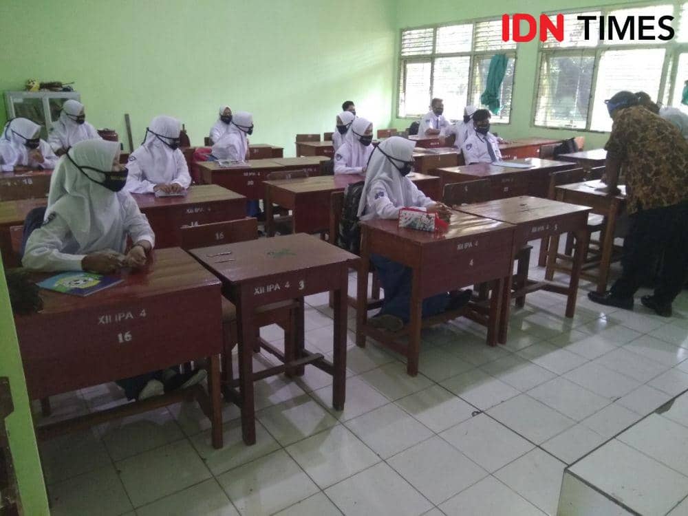 Kegiatan belajar mengajar secara tatap muka pada hari pertama uji coba di SMA Negeri 2 Mejayan, Selasa (18/8/2020). IDN Times/Nofika Dian Nugroho