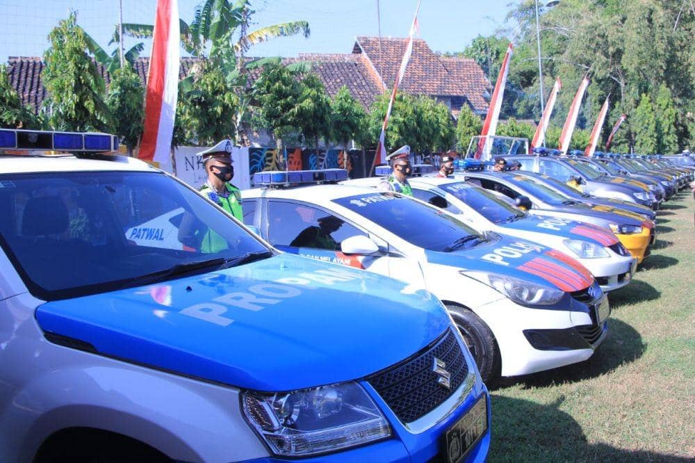 Pasukan patroli mengikuti upacara kesiapan pengamanan malam 1 Suro dan 1 Suro di lapangan Mapolres Madiun, Selasa (18/8/2020). Dok. IDN Times/Humas Polres Madiun