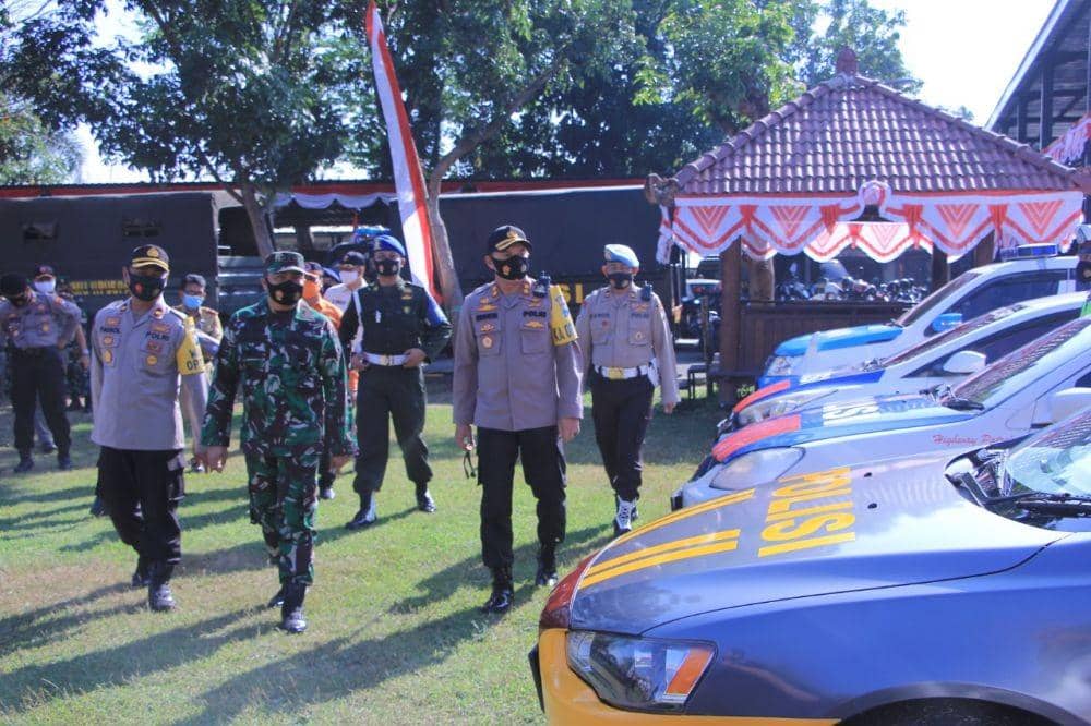 Pengecekan pasukan oleh Kapolres Madiun AKBP Eddwi Kurniyanto (kanan) dan Komandan Kodim 0803/Madiun, Letkol Czi Nur Alam Sucipto (tengah) di lapangan mapolres setempat, Selasa (18/8/2020). Dok.IDN Times.Humas Polres Madiun