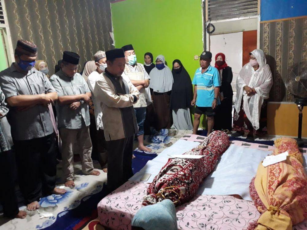 Jenazah Muhammad Idrus Makkawaru bersama istrinya dishalatkan di rumah duka, di Kabupaten Gowa Sulsel, Senin (17/8/2020). IDN Times/Istimewa
