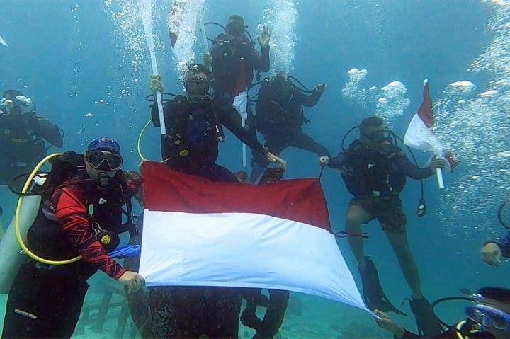 Pengibaran Bendera Merah Putih di Dasar Laut Kawasan Tugu Nol Indonesia, Kota Sabang, Aceh (Foto: Istimewa)