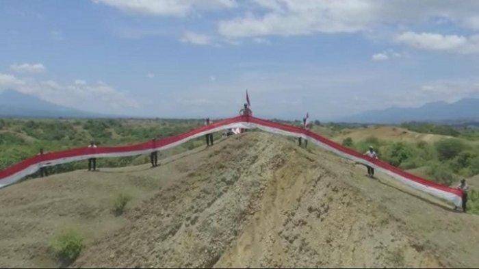 Kepolisian Sektor Kuta Malaka mengibarkan bendera panjang di atas bukit di Bukit Tertinggi Lam Ara, Aceh Besar (Foto: Dok Polsek Kuta Malaka)