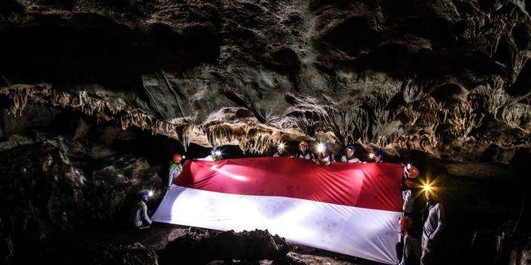 Pengibaran bendera di dalam Gua Limeng, Gampong Kulee, Kecamatan Batee, Kabupaten Pidie, Aceh (Foto: Istimewa)